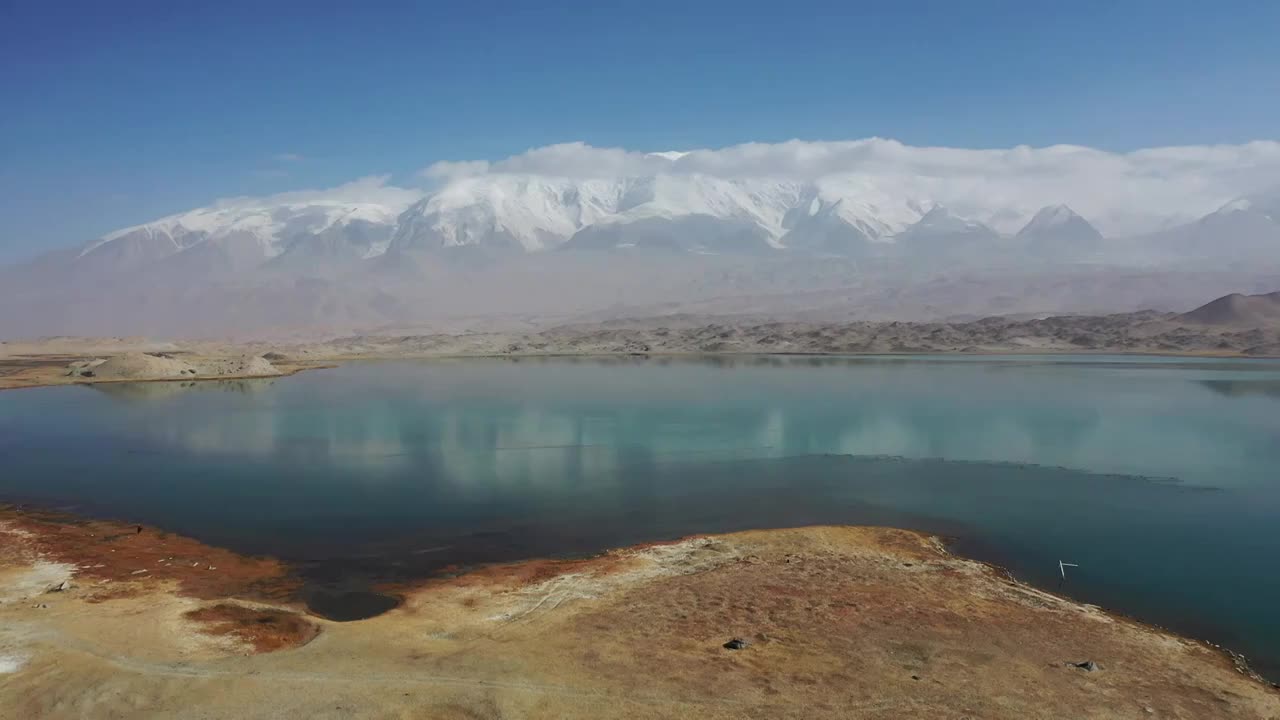 新疆喀拉库勒湖公格尔九别峰雪山风光视频素材