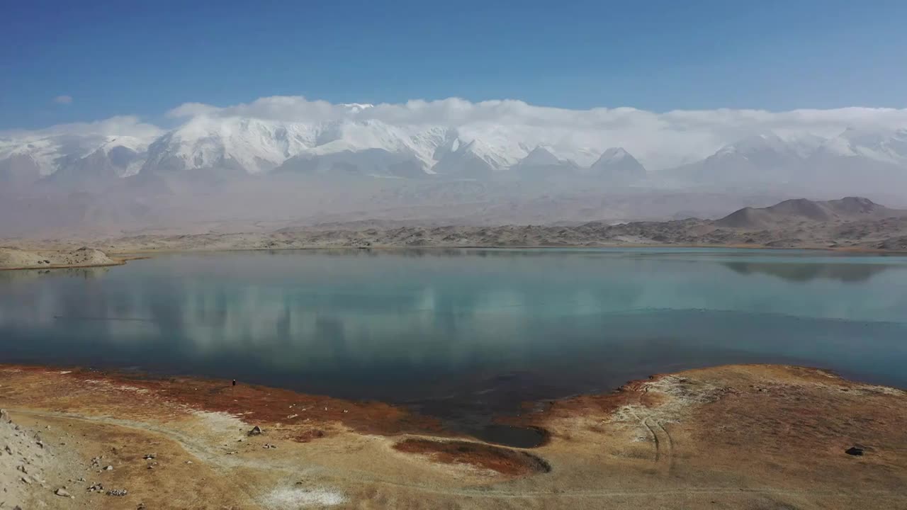 新疆喀拉库勒湖公格尔九别峰雪山风光视频素材