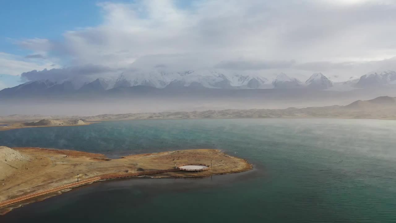 新疆喀拉库勒湖公格尔九别峰雪山风光视频素材