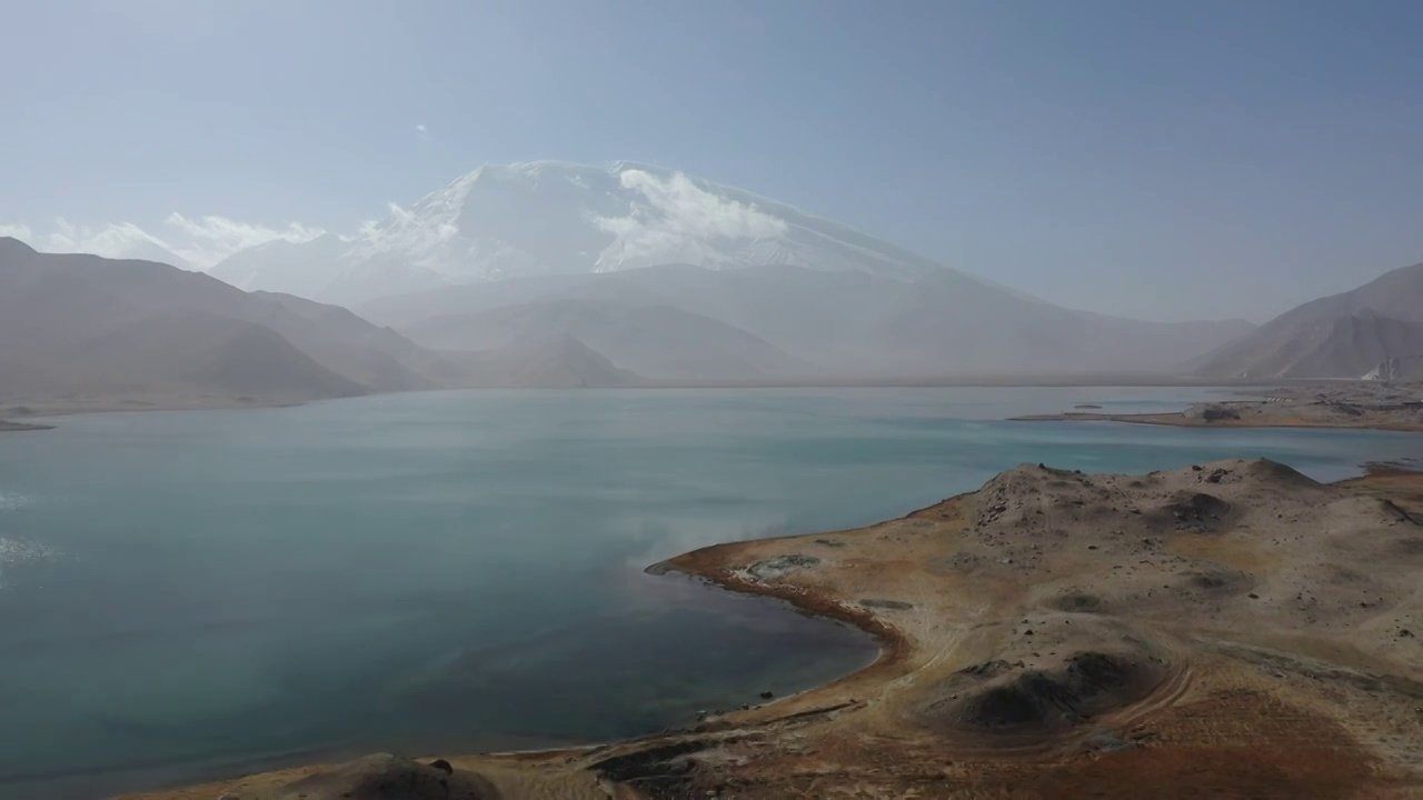 新疆喀拉库勒湖慕士塔格峰雪山风光视频素材