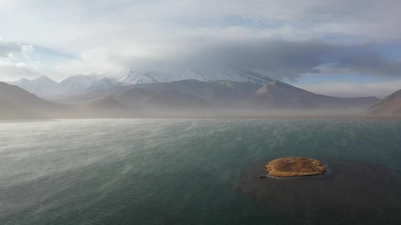 新疆喀拉库勒湖慕士塔格峰雪山风光视频素材