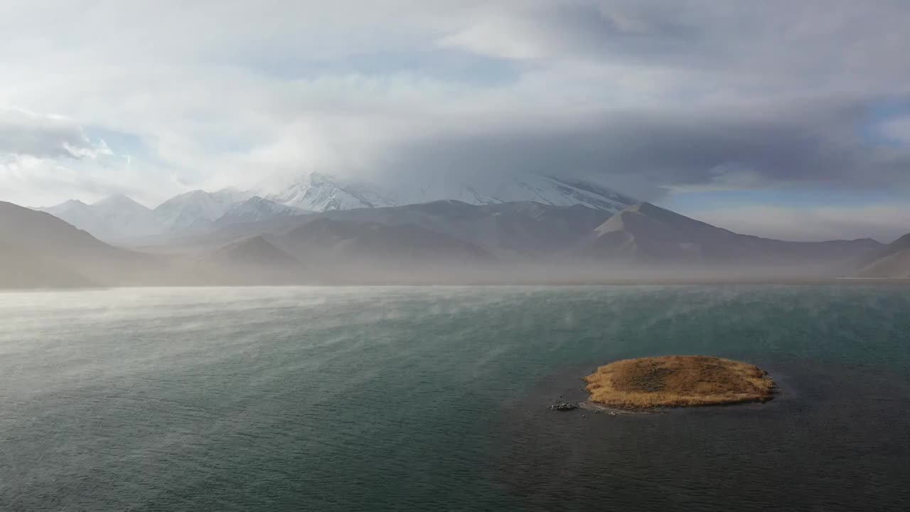 新疆喀拉库勒湖慕士塔格峰雪山风光视频素材