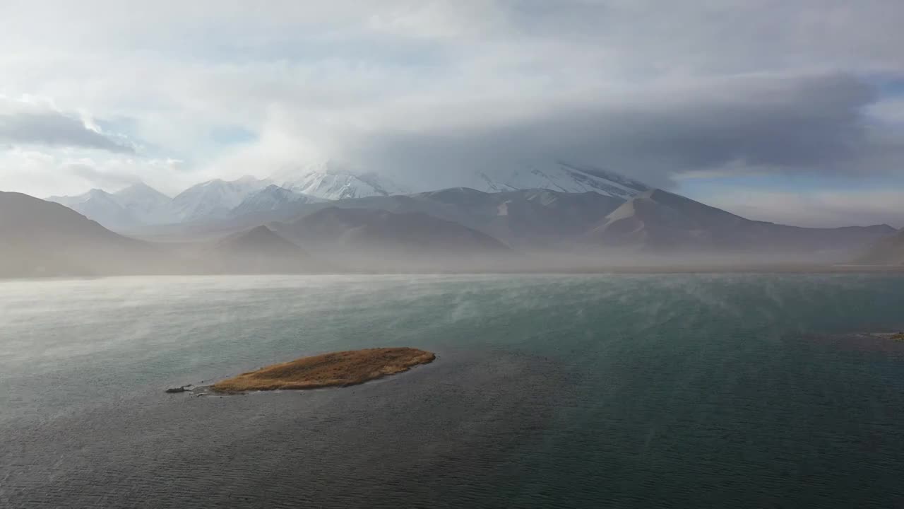 新疆喀拉库勒湖慕士塔格峰雪山风光视频素材