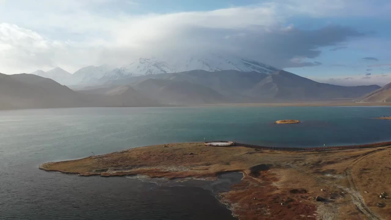 新疆喀拉库勒湖慕士塔格峰雪山风光视频素材