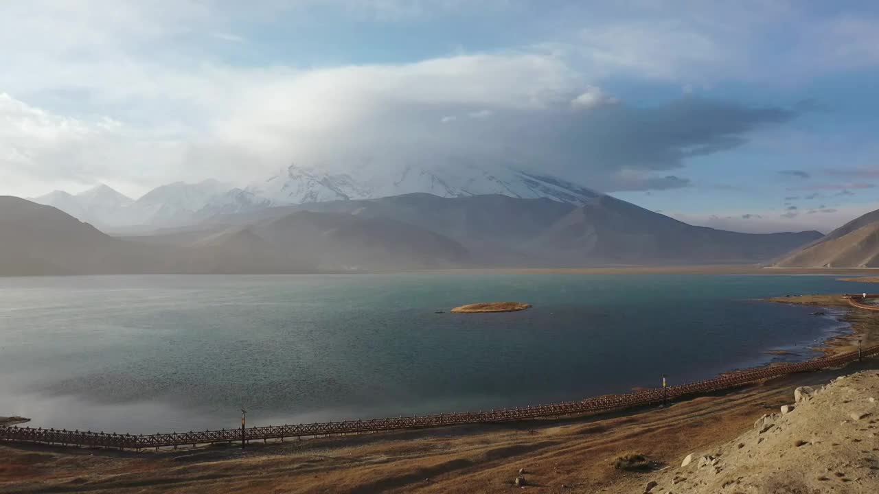 新疆喀拉库勒湖慕士塔格峰雪山风光视频素材