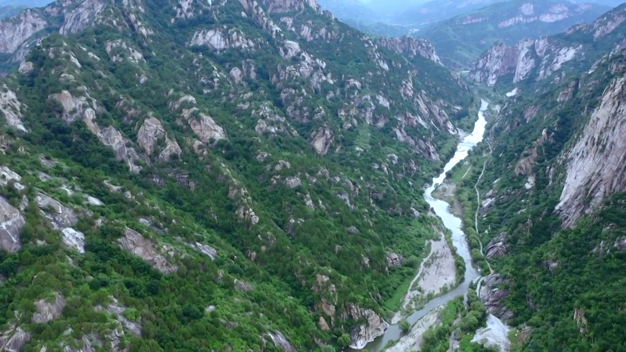 航拍夏天北京怀柔云蒙山国际森林公园视频素材