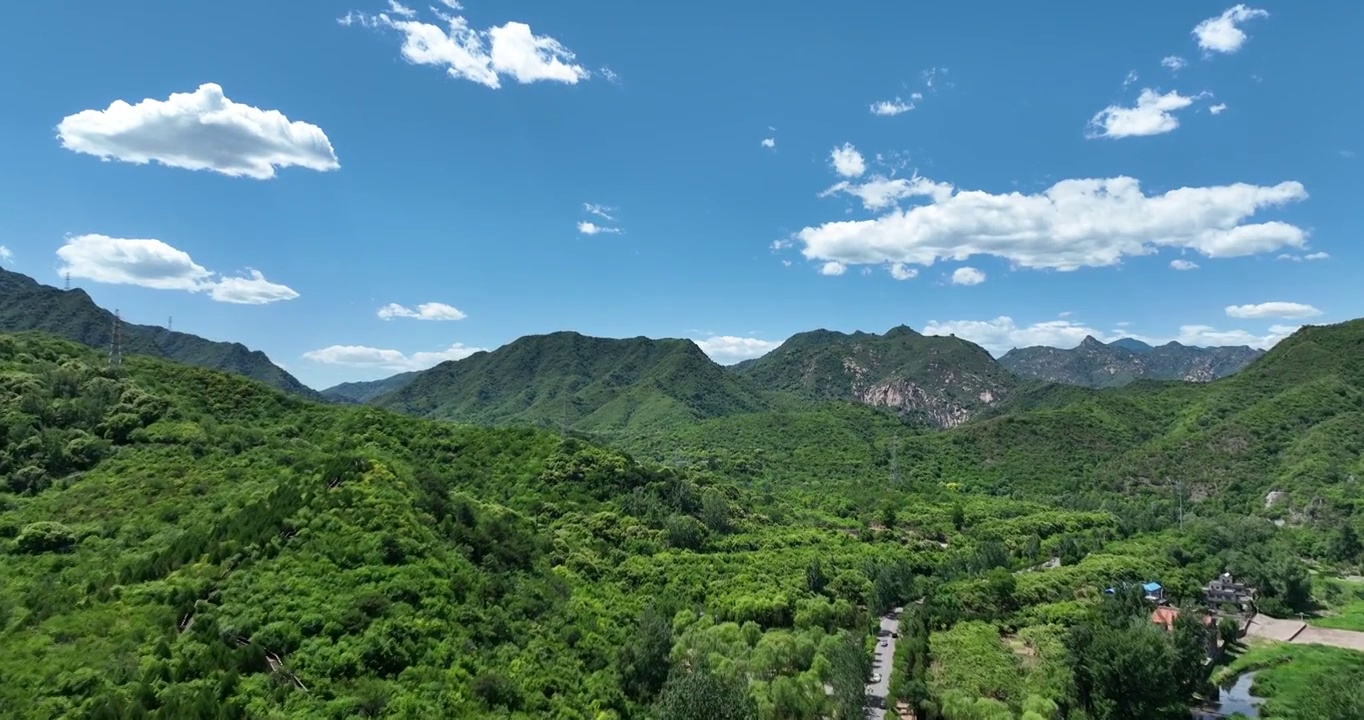 夏日蓝天白云下的范崎路视频下载