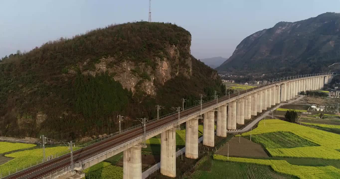 高铁行驶在大山深处的田野之上视频下载