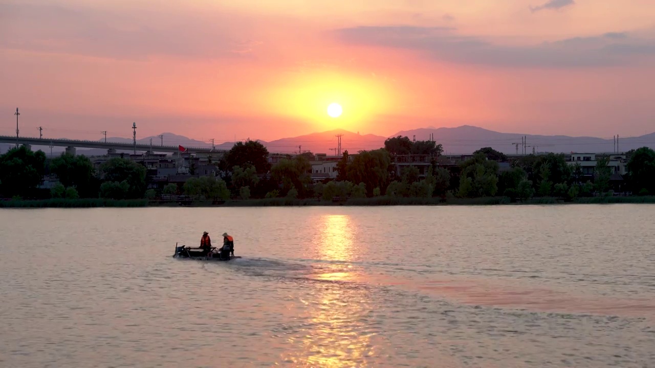 盛夏夕阳晓月湖视频素材