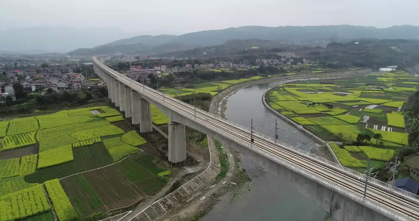 张吉怀铁路通车，火车在高架桥飞奔视频下载