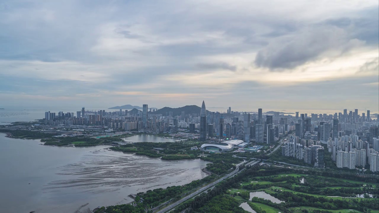 中国深圳城市风光深圳湾的傍晚日转夜视频下载