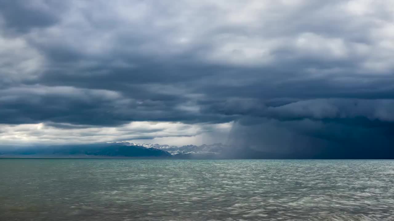 赛里木湖白昼风雨延迟视频素材