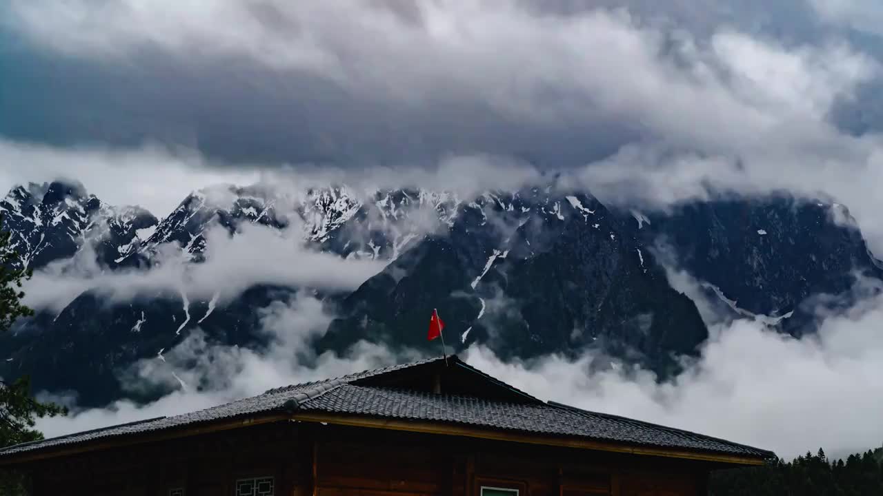 西藏林芝鲁朗林海云海国旗雪山视频下载