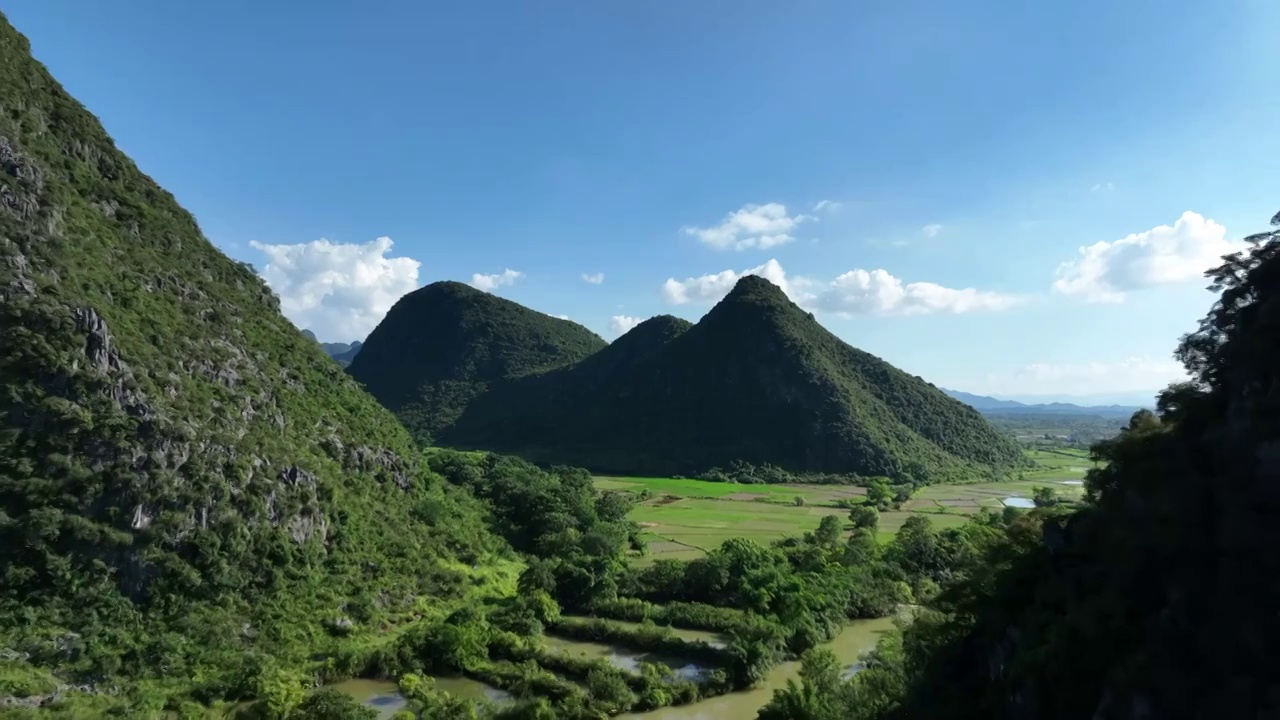 蓝天白云阳光下桂林喀斯特地貌峰林山谷中的田园风光视频素材