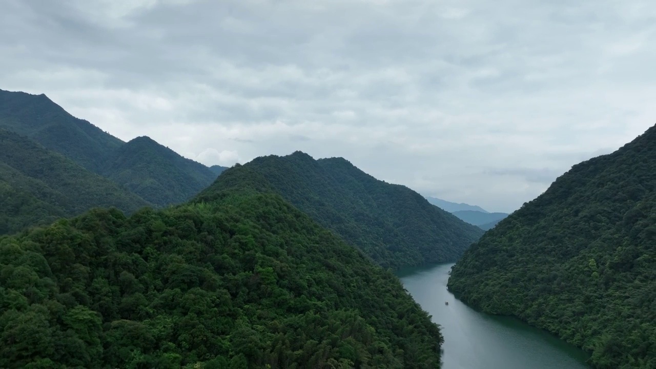 蓝天白云下阳光下桂林青狮潭风光视频素材