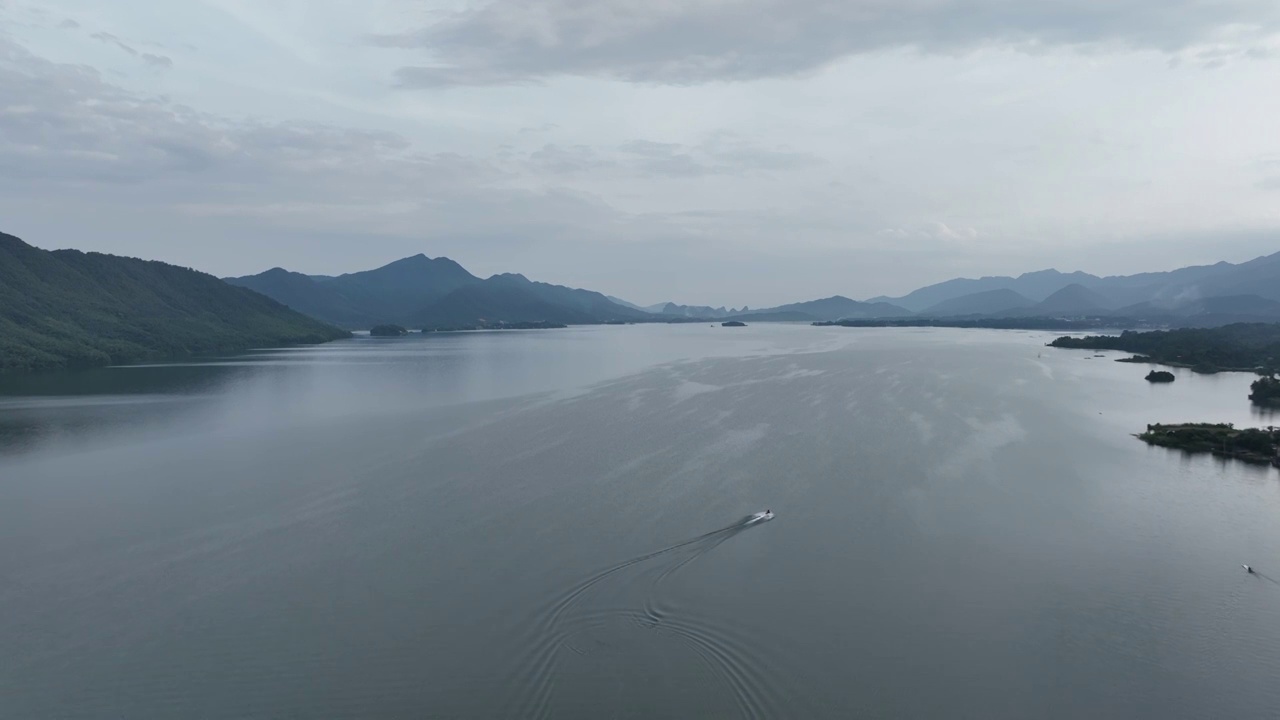 蓝天白云下阳光下桂林青狮潭风光视频素材