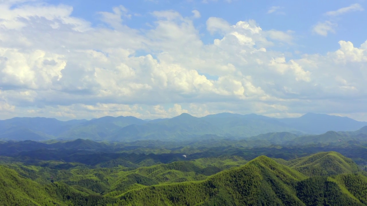 航拍湖州安吉郊外的山谷风光视频素材