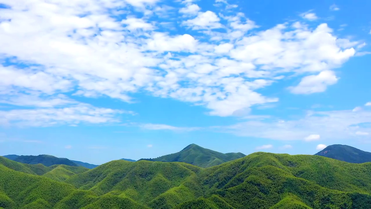 航拍湖州安吉郊外的山谷风光视频素材