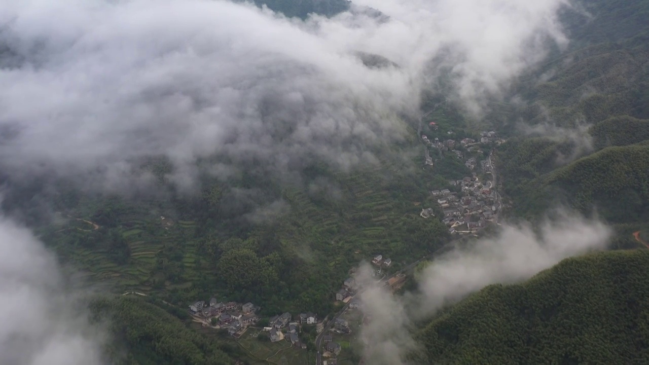 云雾缭绕下的山村与阳光交绘出一幅山清水秀的生态风光画卷视频素材