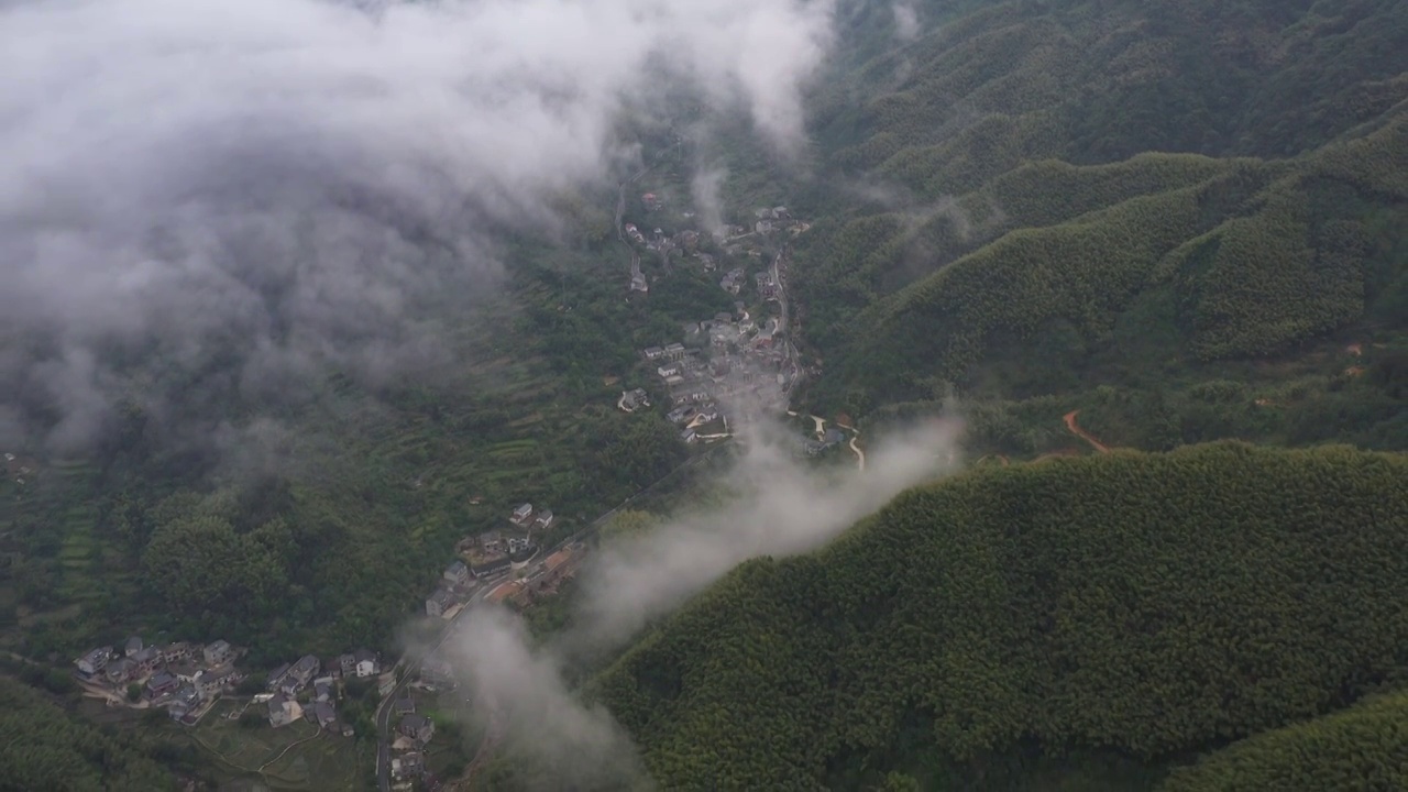 云雾缭绕下的山村与阳光交绘出一幅山清水秀的生态风光画卷视频素材