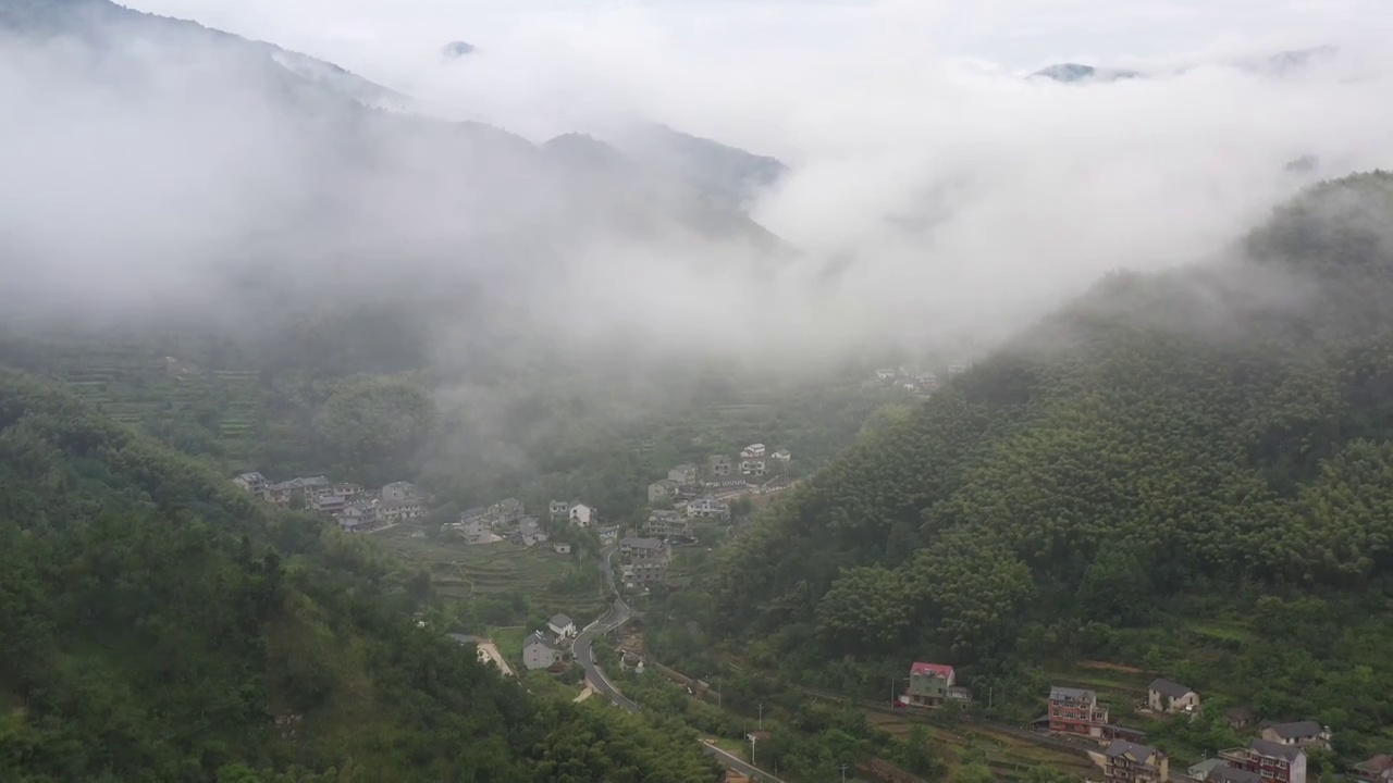 云雾缭绕下的山村与阳光交绘出一幅山清水秀的生态风光画卷视频素材