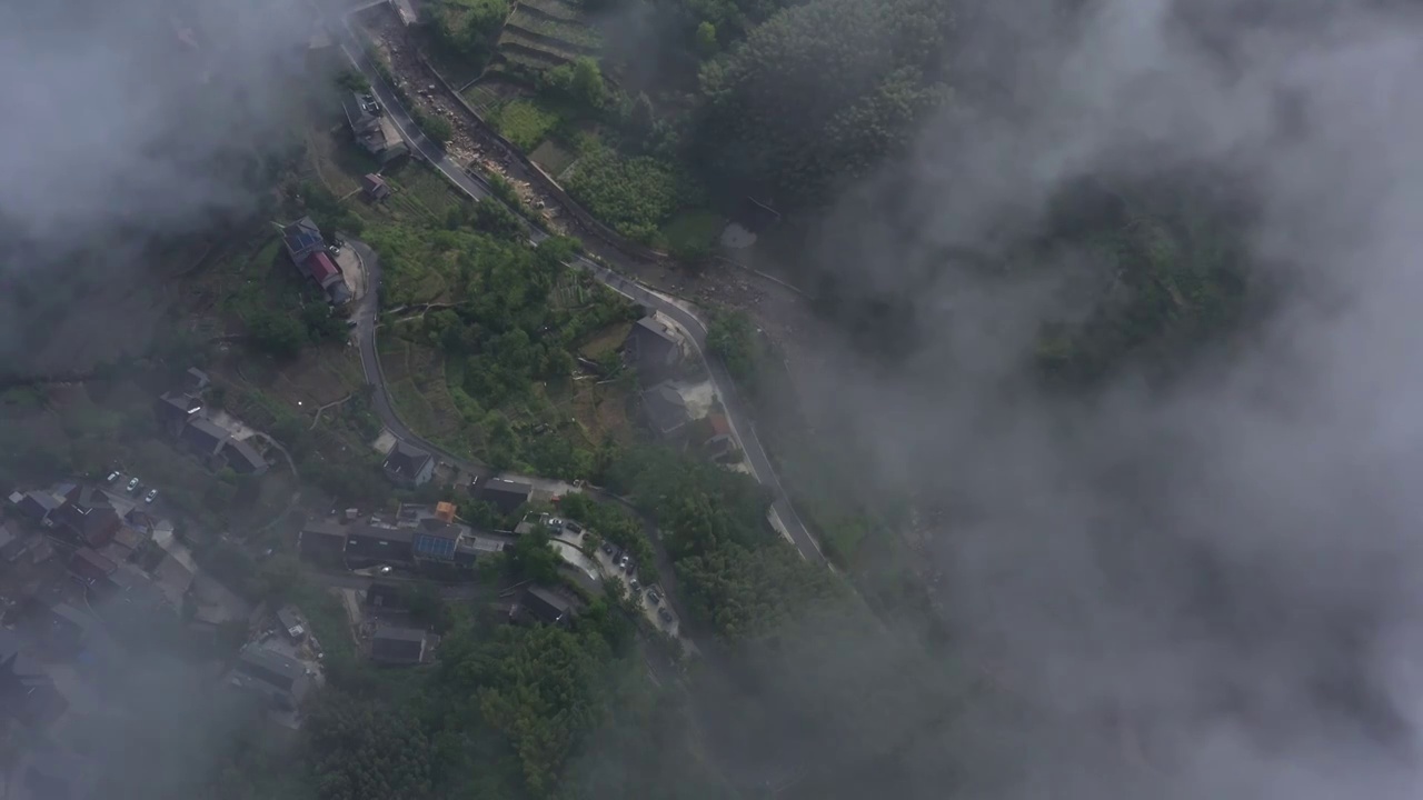 云雾缭绕下的山村与阳光交绘出一幅山清水秀的生态风光画卷视频素材