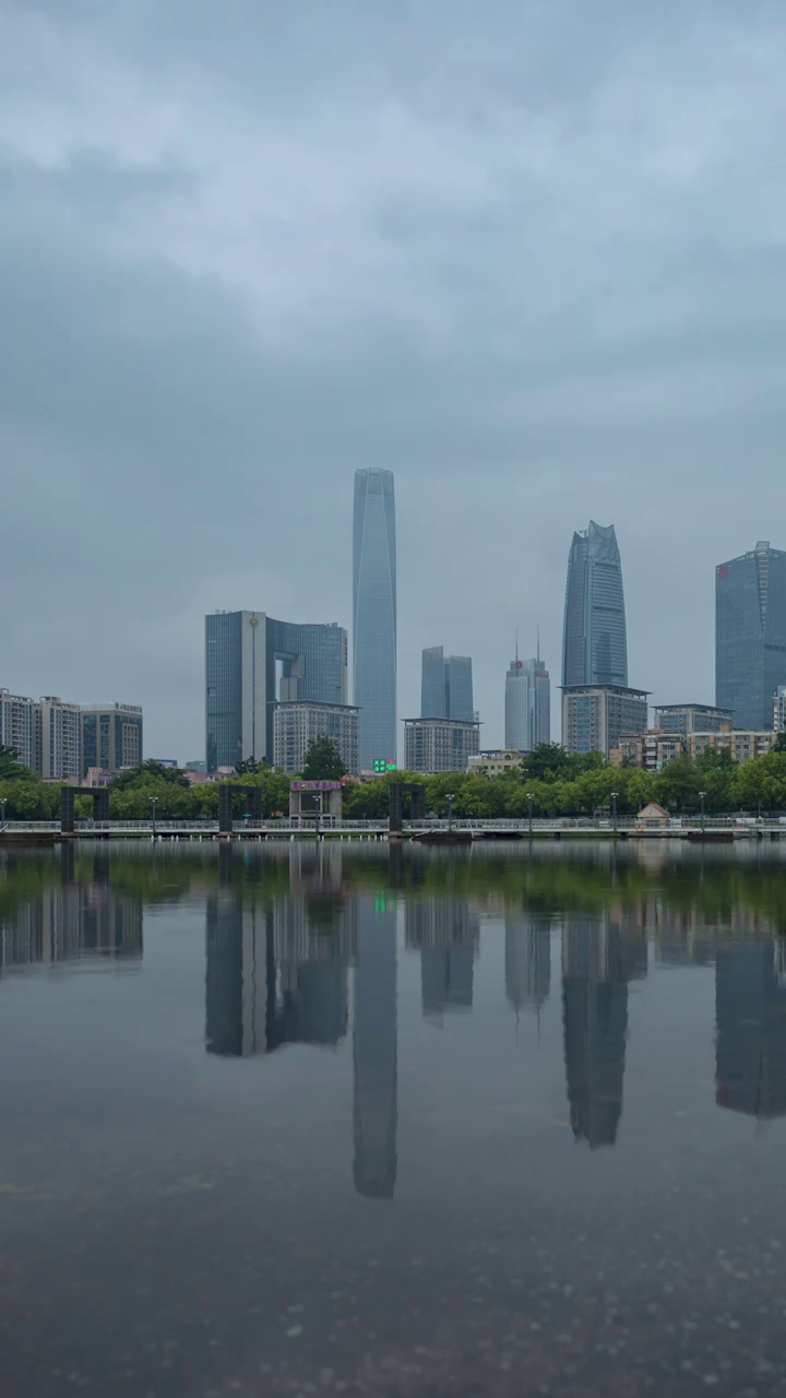 暴雨中的东莞第一高楼民盈国贸风景视频素材