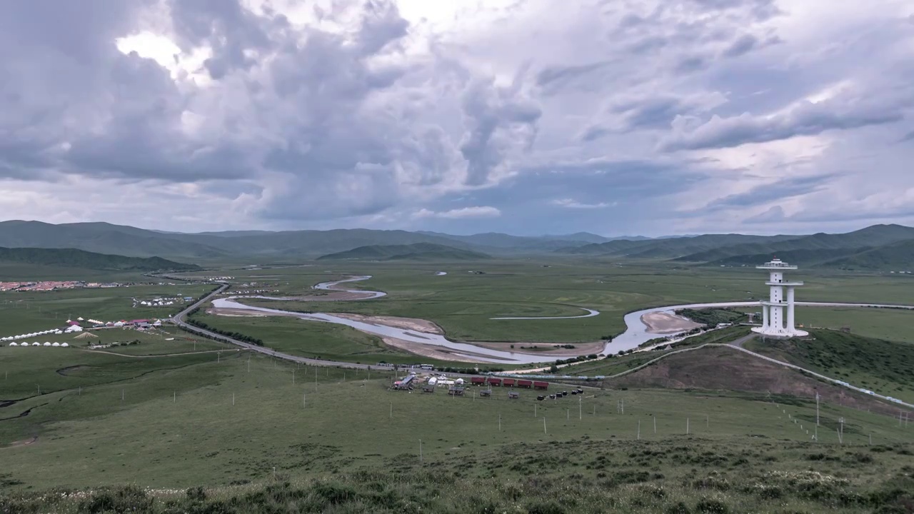 美丽的红原月亮湾风景（四川阿坝）视频素材