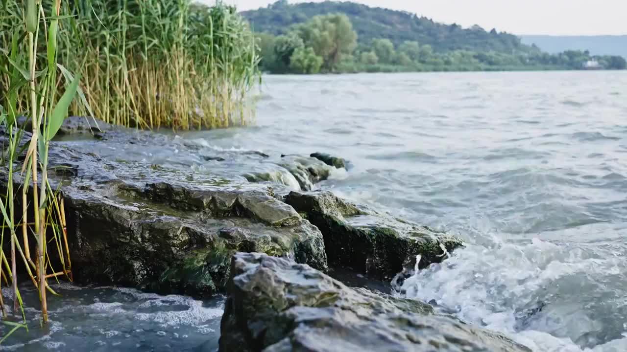 海浪拍打岩石礁石湖面波涛汹涌视频素材