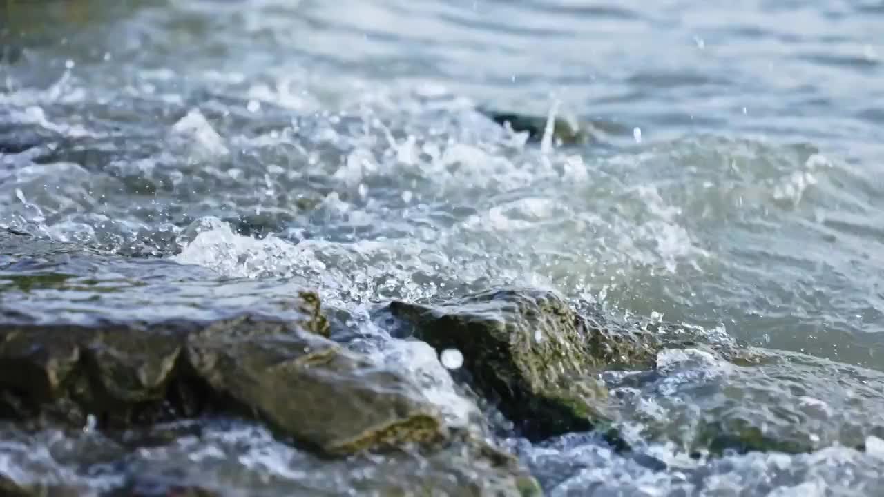 海浪拍打岩石礁石湖面波涛汹涌视频素材