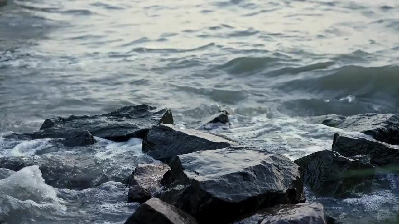 海浪拍打岩石礁石湖面波涛汹涌视频素材