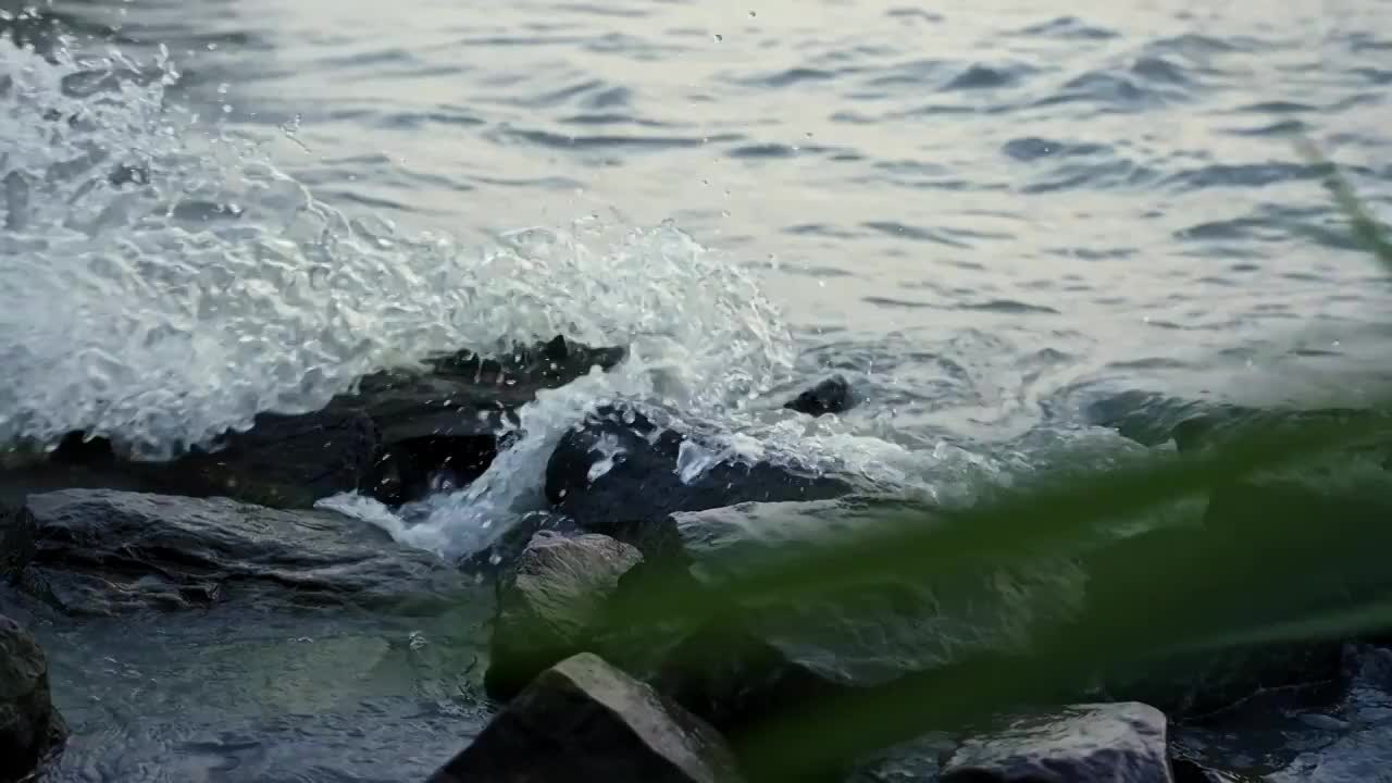 海浪拍打岩石礁石湖面波涛汹涌视频素材