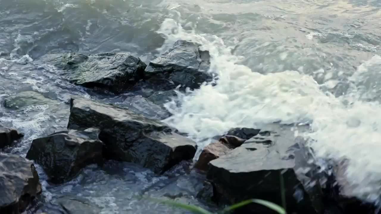 海浪拍打岩石礁石湖面波涛汹涌视频素材