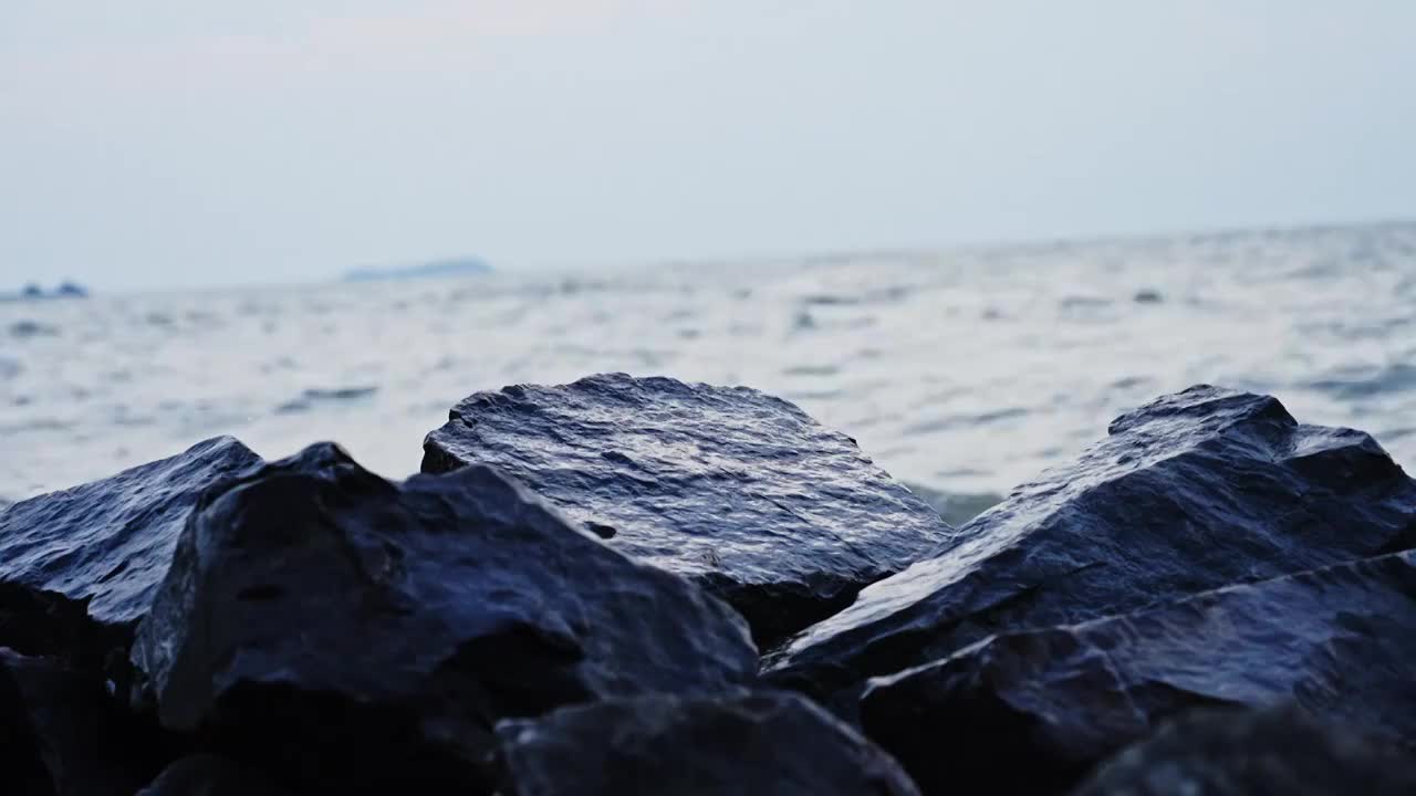 海浪拍打岩石礁石湖面波涛汹涌视频素材