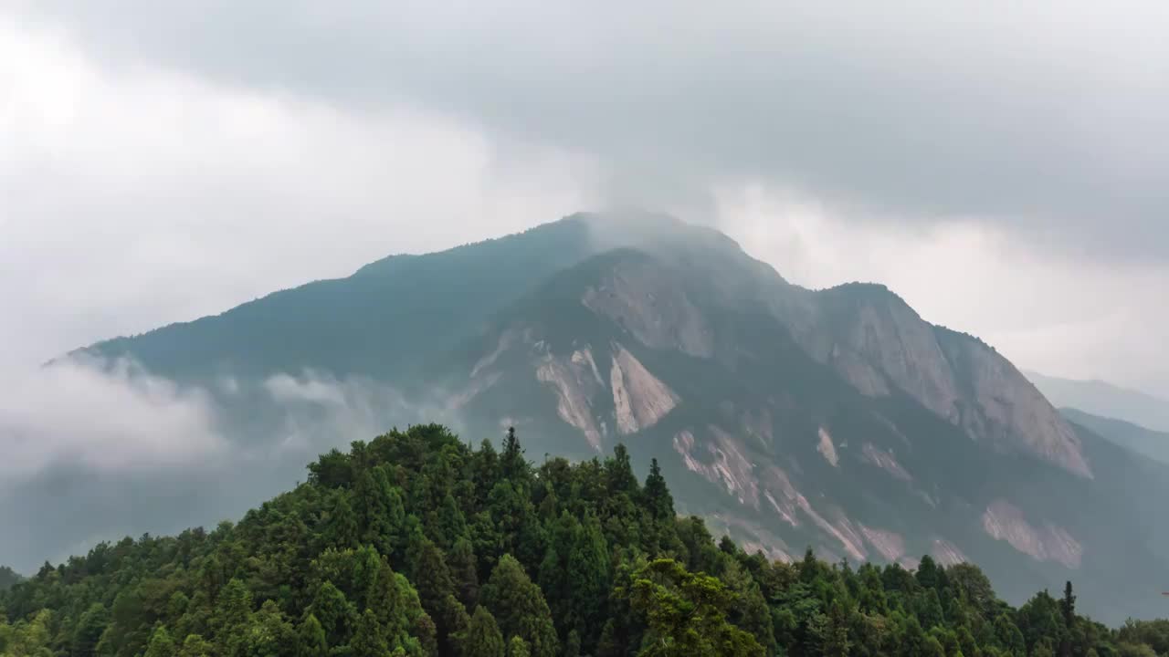 云雾缭绕的山头延时摄影4k延时视频素材