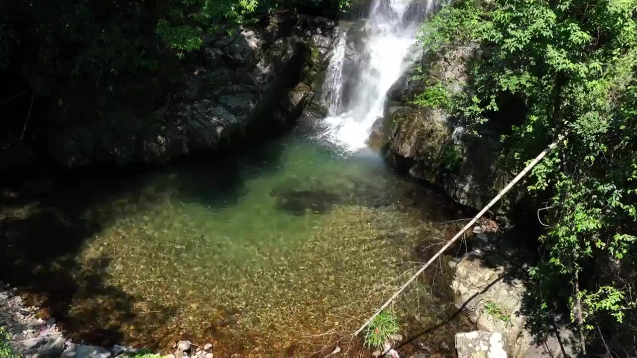 夏季阳光下桂林大山里的森林瀑布视频素材