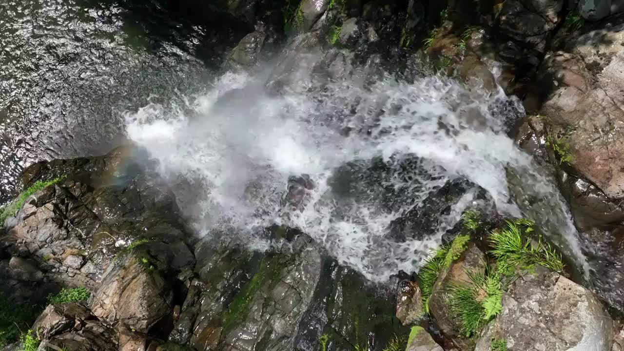 夏季阳光下桂林大山里的森林瀑布视频素材