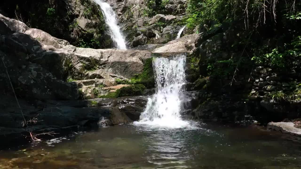 夏季阳光下桂林大山里的森林瀑布视频素材