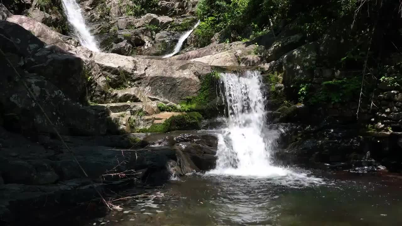 夏季阳光下桂林大山里的森林瀑布视频素材