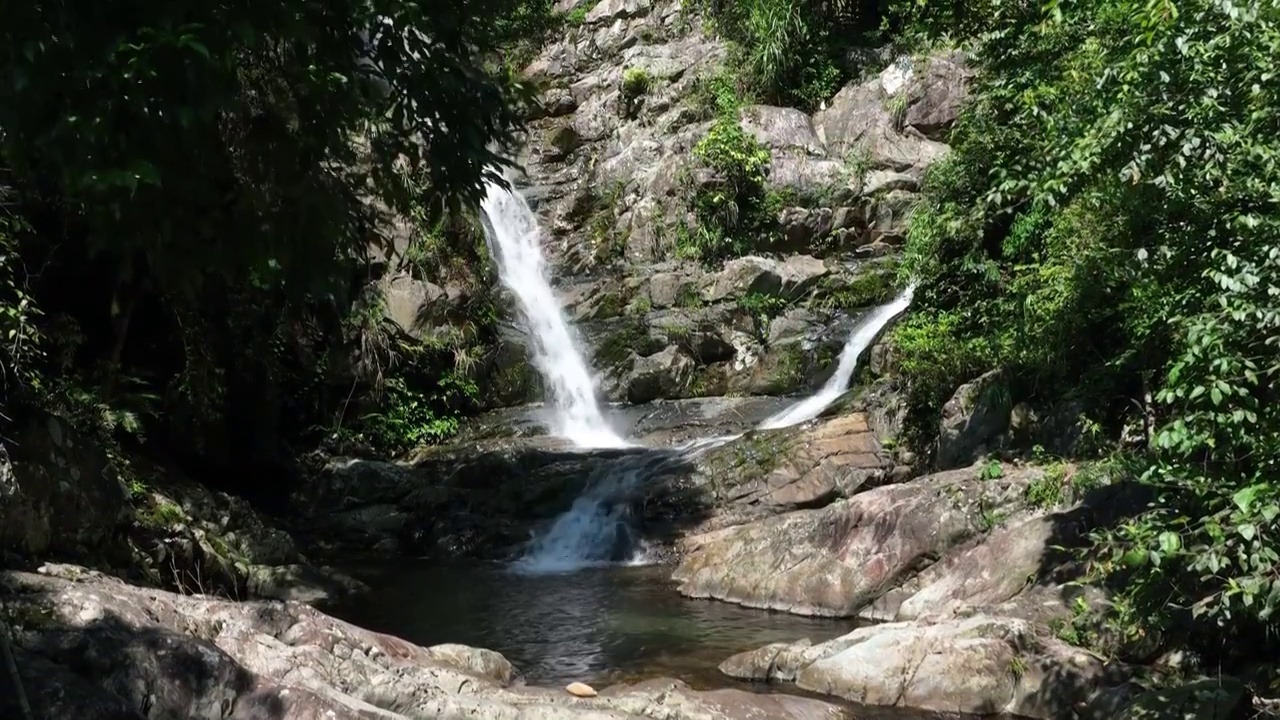 夏季阳光下桂林大山里的森林瀑布视频素材