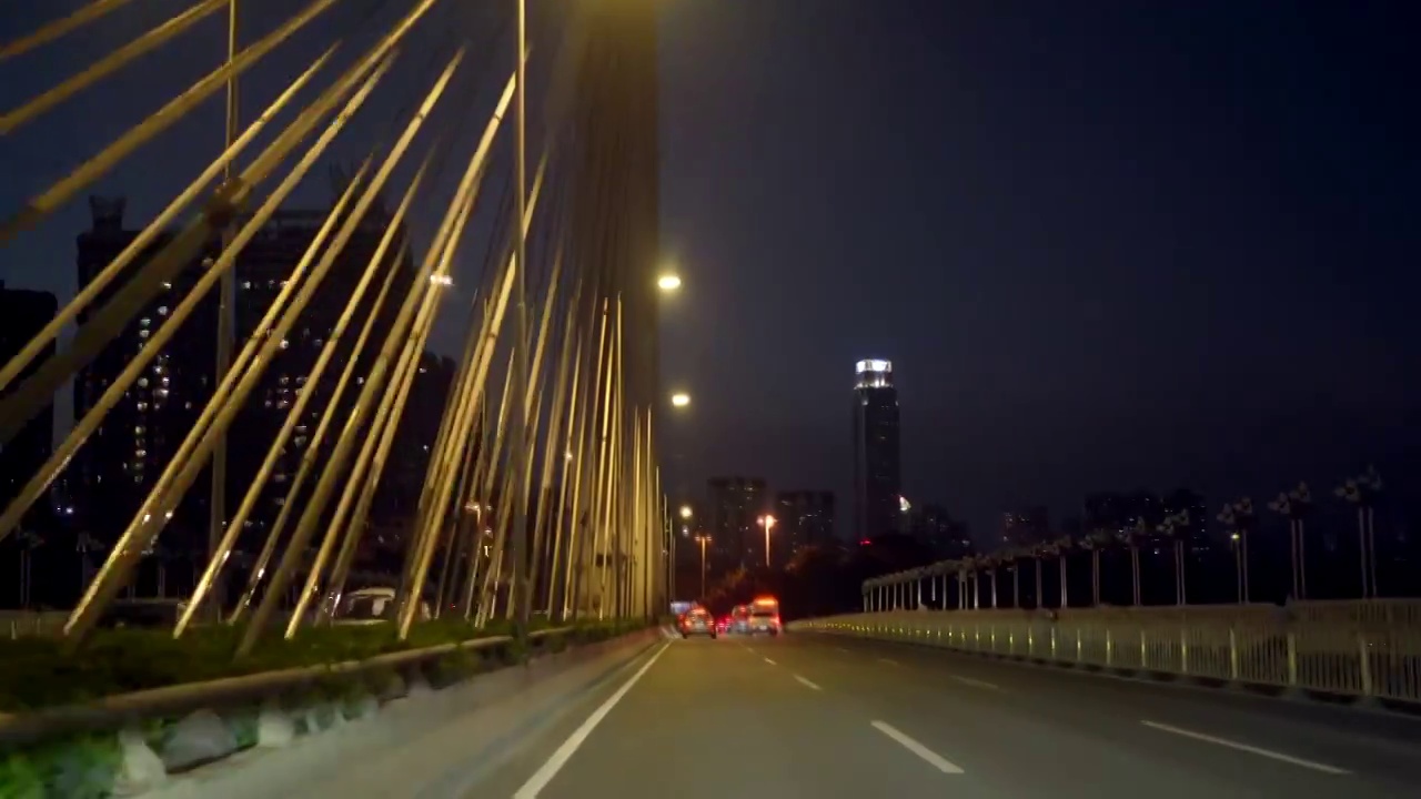 行驶在路上的汽车行车视角(夜晚/夜景)视频素材