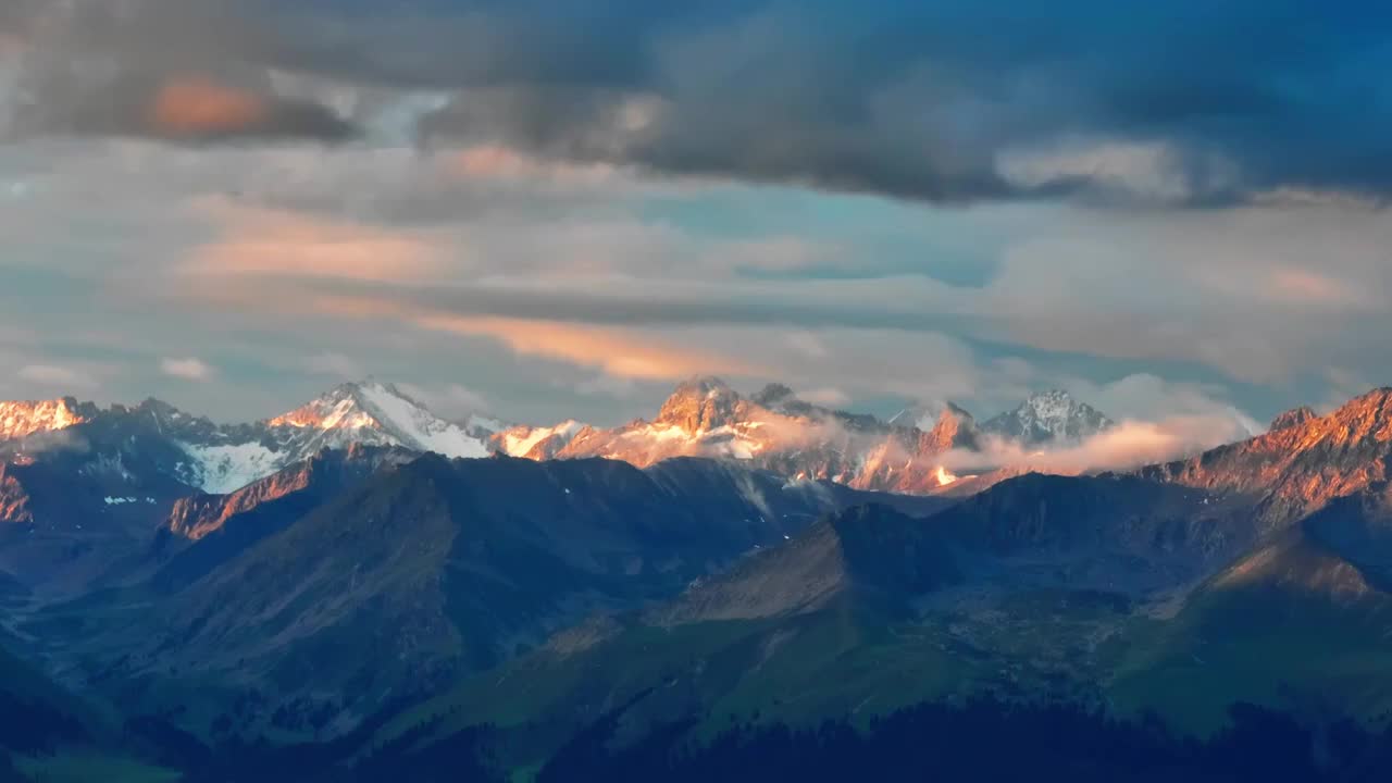 航拍喀拉峻雪山草原视频素材