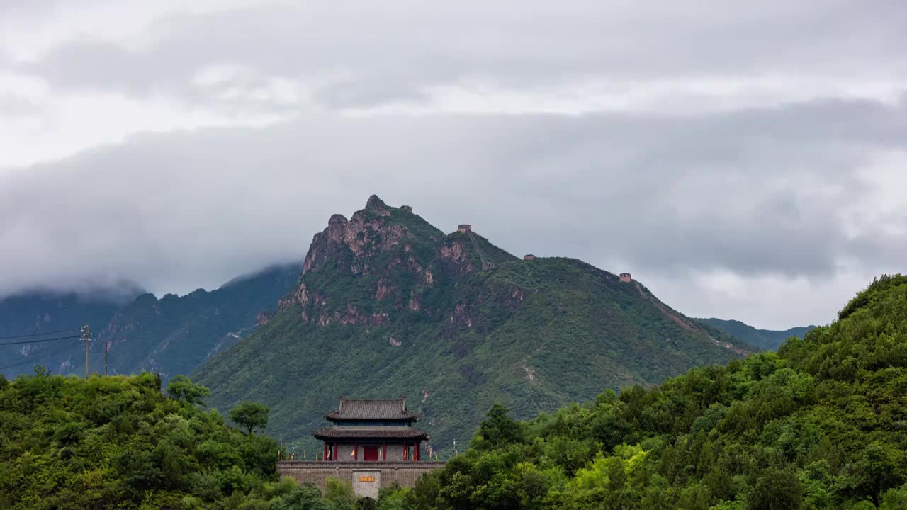 雨后古北口卧虎山长城云海延时摄影视频素材