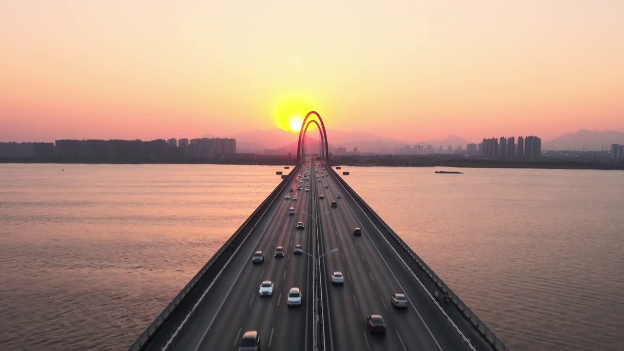 夕阳余晖下钱塘江上之江大桥航拍视频素材