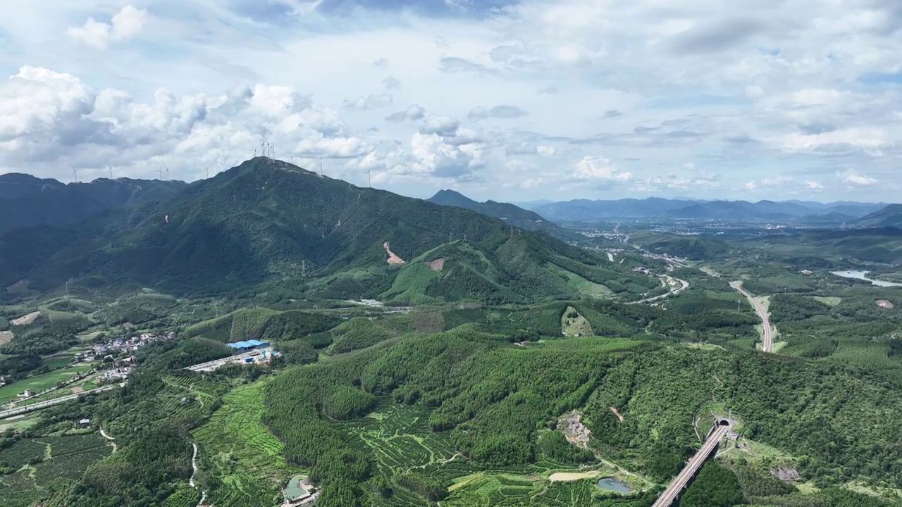 蓝天白云阳光下穿过大山隧道的列车视频素材