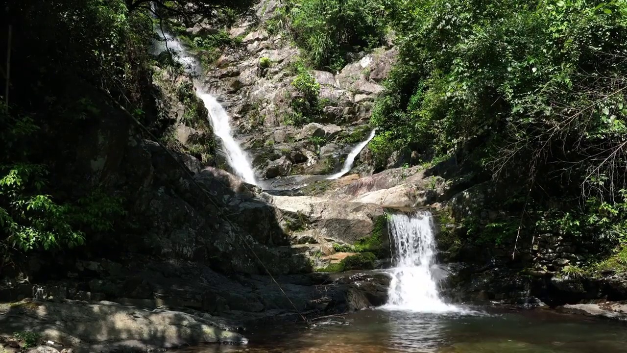 夏季阳光下桂林山区里的森林瀑布视频素材