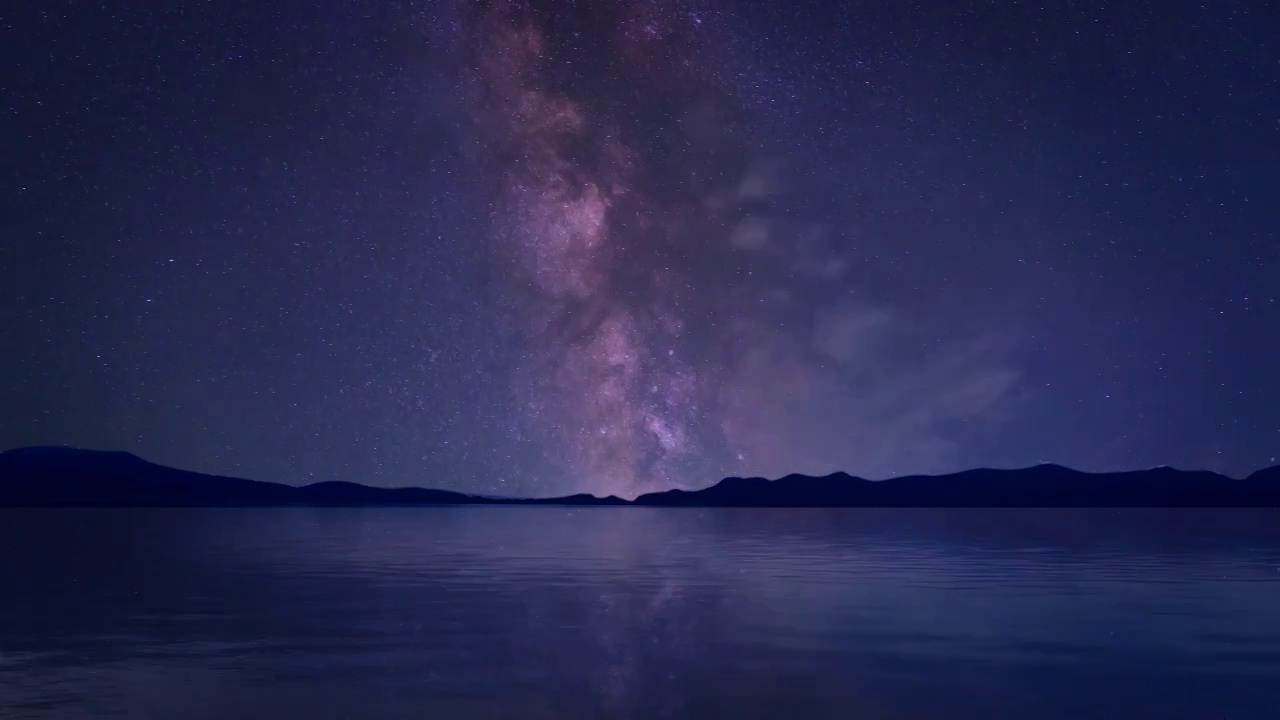 水面上的银河星空延时视频素材