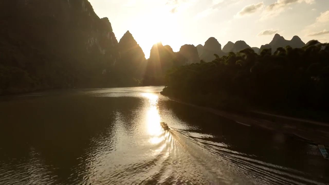 夕阳下的阳朔黄布倒影视频素材