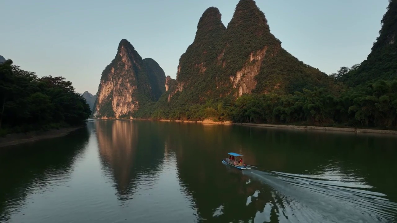 夕阳下的阳朔黄布倒影视频素材