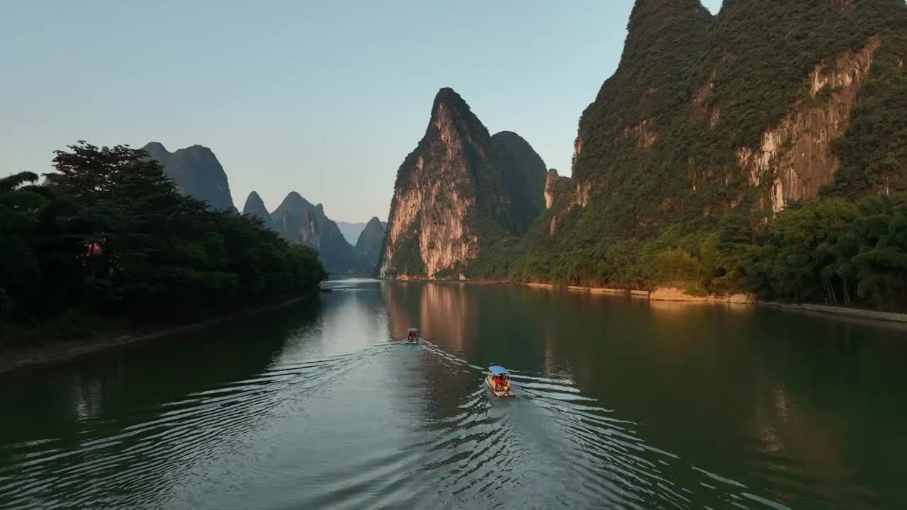 夕阳下的阳朔黄布倒影视频素材